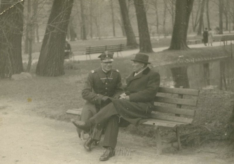 KKE 4805.jpg - Fot. W parku. Dwoje mężczyzn, lata 50-te XX wieku.
